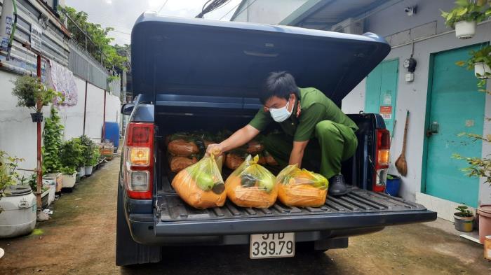 Trao quà cho người dân ở đường 128, P.Phước Long A, TP.Thủ Đức, TP.Hồ Chí Minh (ngày 13/09/2021)